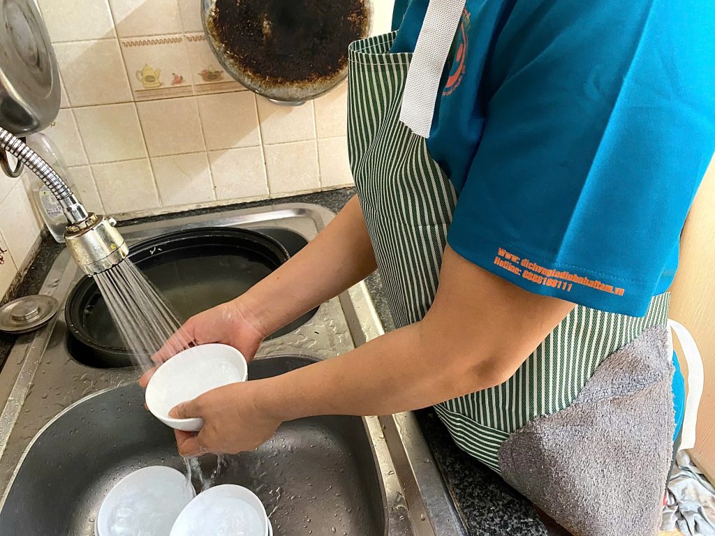 Giúp việc nhà ăn ở lại