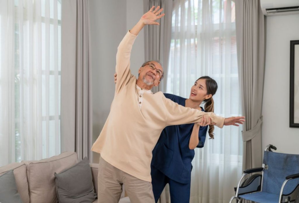 Mẹo Giúp Việc Chăm Sóc Người Già Mùa Hè: Dễ Dàng và Hiệu Quả Dành Cho Người Giúp Việc