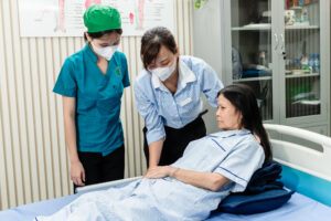 Lưu Ý Quan Trọng Cho Người Giúp Việc Khi Chăm Sóc Bệnh Nhân Bị Liệt Tại Nhà